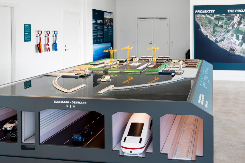 EN: Model of the tunnel factory in the exhibition in Rødbyhavn. Below are the tubes of the Fehmarnbelt tunnel, in which vehicles and trains travel. // DE: Modell der Tunnelfabrik in der Ausstellung in Rødbyhavn. Unten drunter werden die Röhren des Fehmarnbelt-Tunnel dargestellt, in denen Fahrzeige und Züge fahren. // DA: Model af tunnelfabrikken i udstillingen i Rødbyhavn. Nedenunder ses Femern Bælt-tunnelens rør, hvor biler og tog kører.