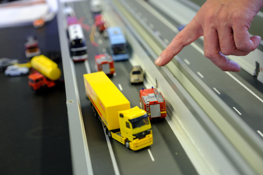 Billede af modelbiler i tunnelen, som blev brugt til at simulere en ulykke under en sikkerhedsøvelse.