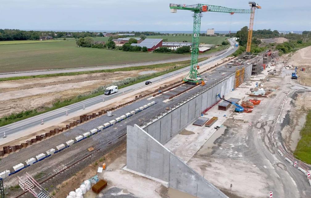 Das Luftbild zeigt das mehr als 200 Meter lange östliche Widerlagen der künftigen Überführung. Der Großteil der Segmente ist bereits betoniert.