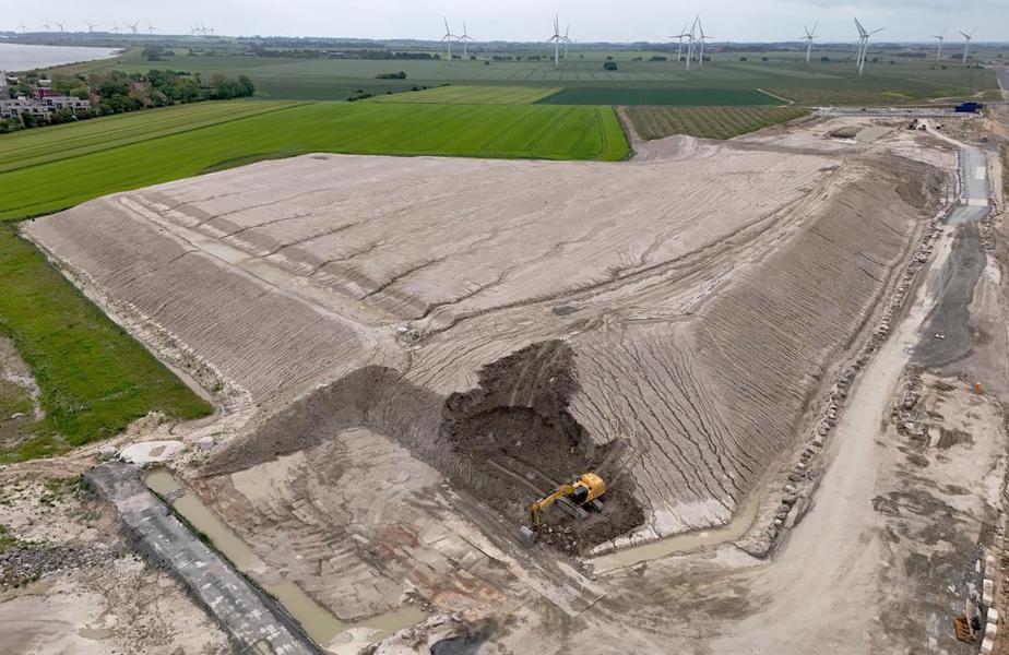 Luftbild des marinen Bodenlagers auf der deutschen Tunnelbaustelle bei Puttgarden