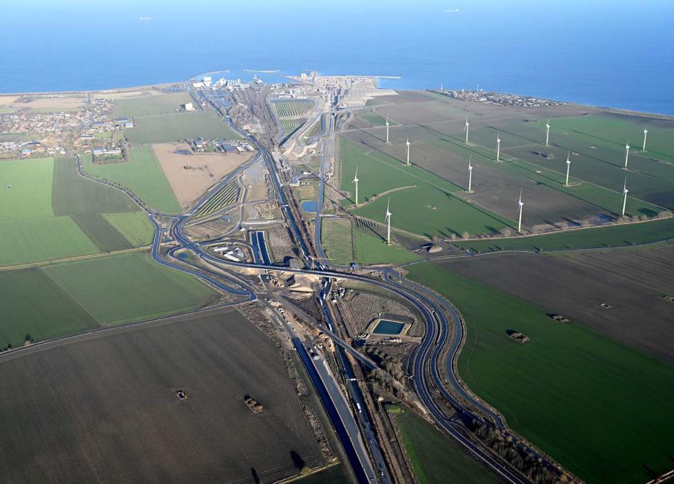 Die deutsche Tunnelbaustelle bei Puttgarden aus der Luft fotografiert. Im Hintergrund der Fehmarnbelt.
