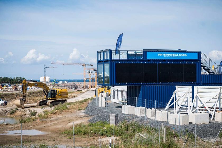 Det nye udsigtspunkt lavet af blå containere stablet oven på hinanden ved siden af den tyske tunnelbyggeplads.