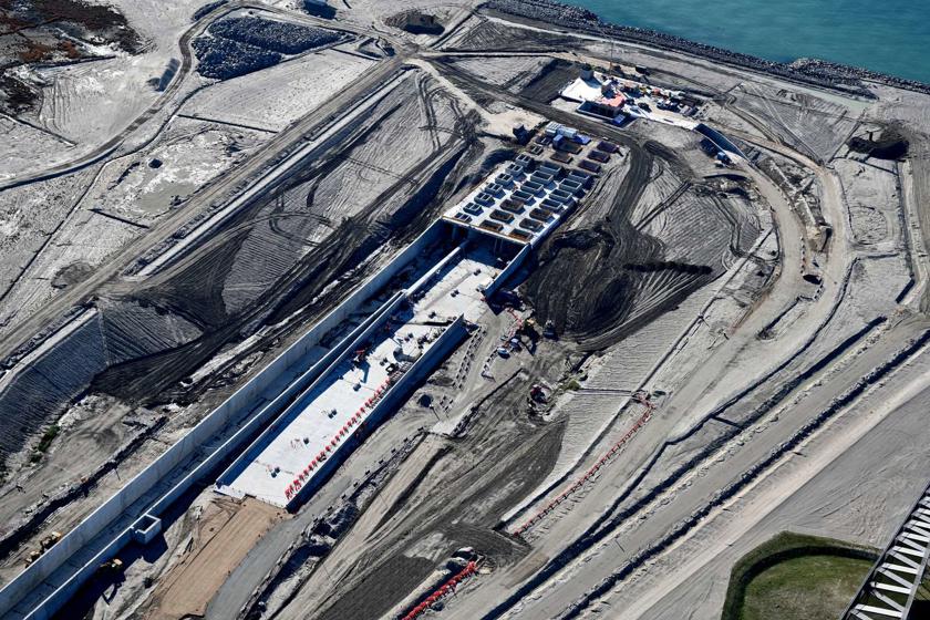 Den danske tunnelportal på Lolland. Tunneleindgangen er let genkendelig, ligesom udsparingerne i tunnel loftet til lysovergangszonen. Resten af den tunnel, som er bygget på land, er dækket med jord.