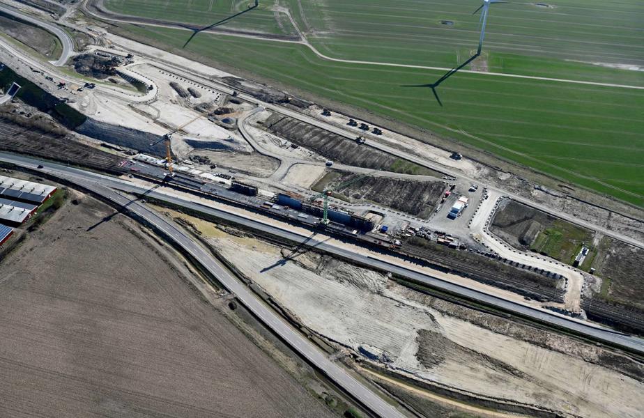 Ein Luftbild zeigt den Bau der Überführung der E47 über die Gleise zum Fährhafen.