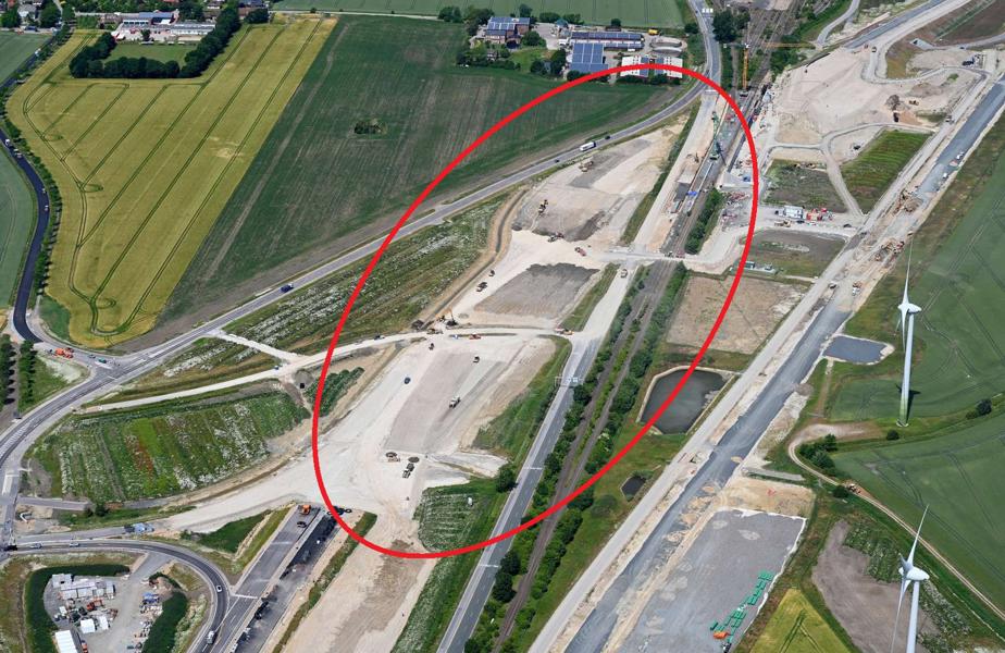 Das Luftbild zeigt die Arbeiten an der westlichen Rampe für die Autobahnbrücke.