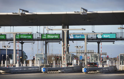 Bild einer Maut-Bezahlstation. Autos fahren durch geöffnete Schranken.