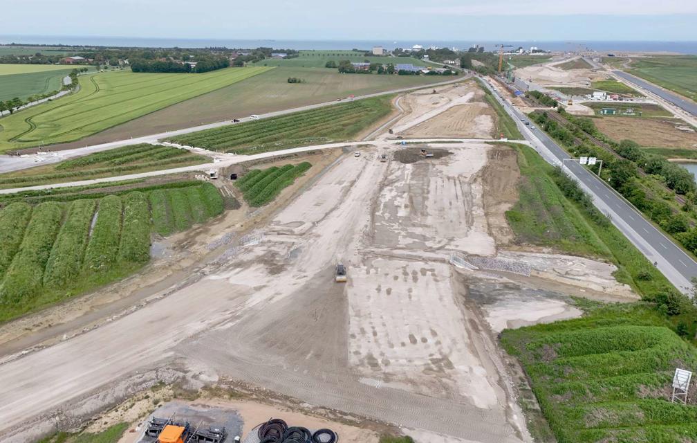 Das Foto in Blickrichtung Süden zeigt eine vorbereitete Fläche, auf der jetzt ein Damm für die Brückenzufahrt errichtet wird.