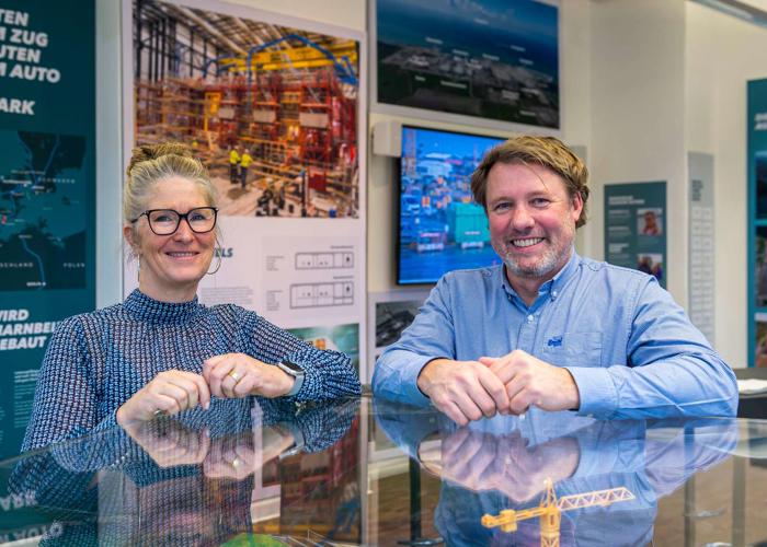EN: Marie Feldmann, head of the Burg Information Centre, and Holger Marohn, responsible for citizen communication, standing in the Information Centre in Burg. // DE: Marie Feldmann, Leiterin des Infocenters Burg, und Holger Marohn, Bürgerbeauftragter, stehen im Infocenter in Burg. // DA: Marie Feldmann, leder af informationscentret i Burg, og Holger Marohn, ansvarlig for borgerkommunikation, står i informationscentret i Burg.