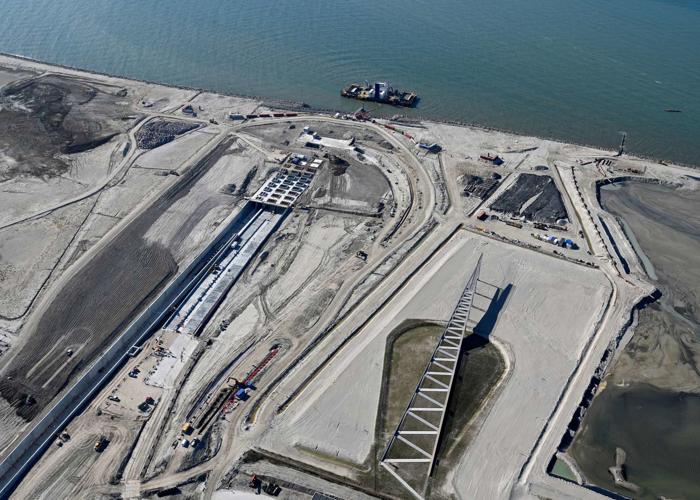Drohnenaufnahmen der Tunnelportale auf der dänischen Seite. Rechts neben dem Tunnelportal ist die Aussichtsplattform „Pilen“ zu sehen.