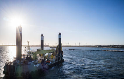 Ein Schwimmbagger mit gelben Aufbauten auf dem Fehmarnbelt vor der Küste Fehmarns.