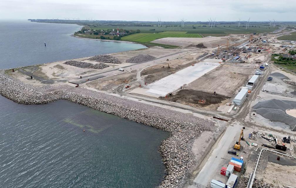 Das Foto zeigt den an Land gebauten Cut and Cover Tunnel in offener Bauweise.