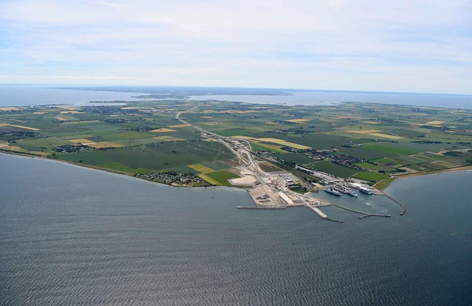 Das Luftbild zeigt fast die gesamte Insel Fehmarn bis einschließlich der Fehmarnsundbrücke.
