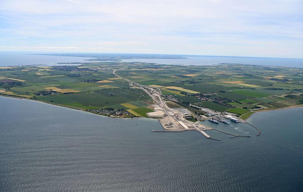 Das Luftbild zeigt fast die gesamte Insel Fehmarn bis einschließlich der Fehmarnsundbrücke.